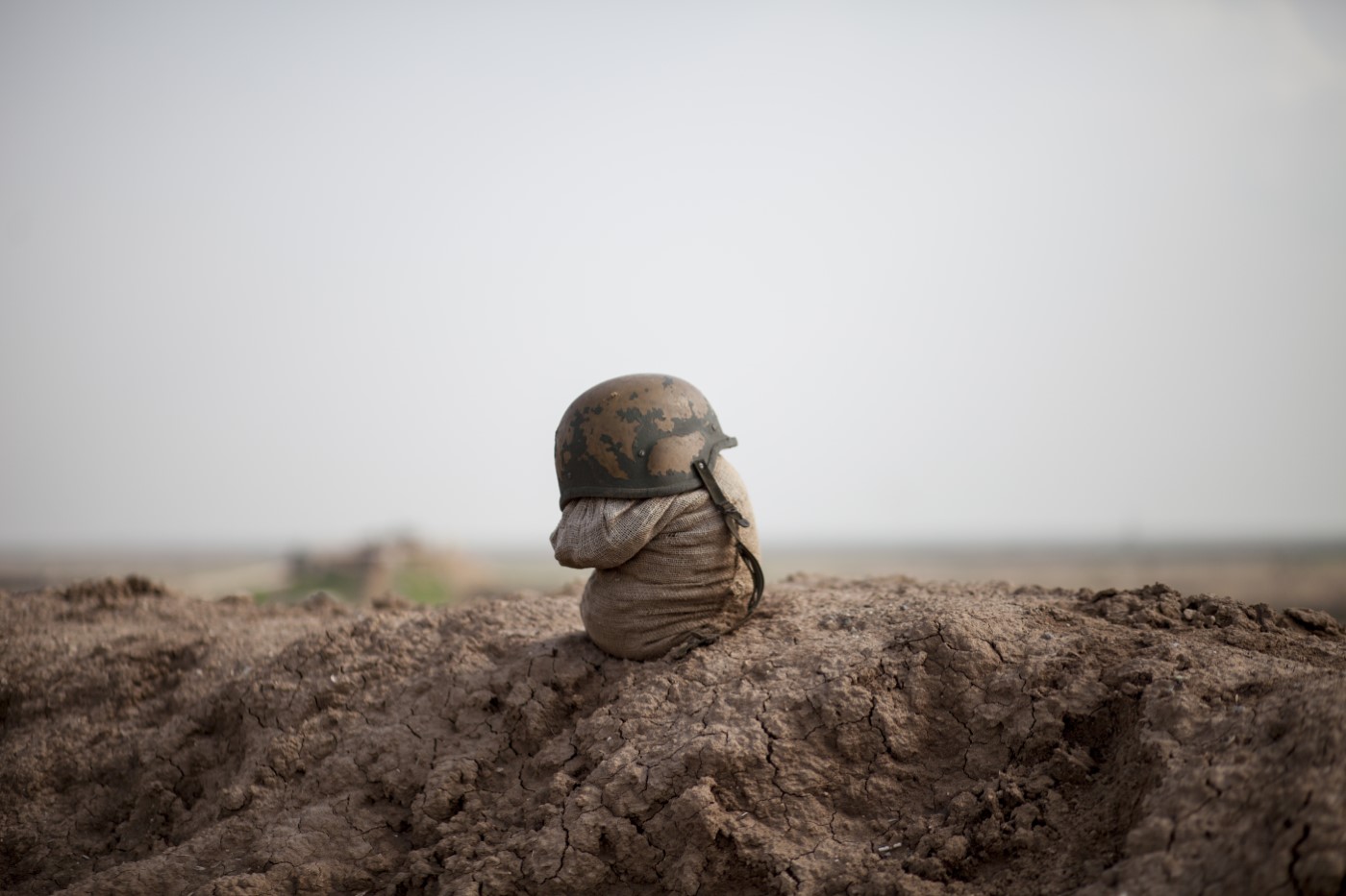 Un casco reposa sobre un saco de arena en la línea de frente de Miriam Bag, Kurdistán, Irak. 29 de marzo de 2017