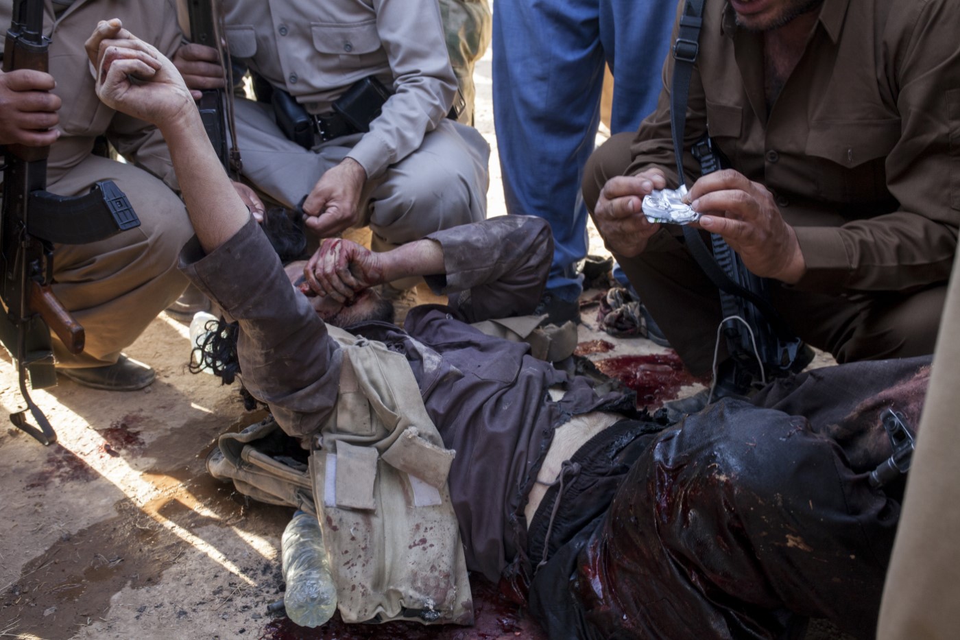 Peshmergas troben estupefaents dins d’una de les butxaques d'un dels membres de l'Estat Islàmic infiltrat a la línia de front de Tuzkhurmatu i abatut per les milícies kurdes minuts abans. Tuzkhurmatu, Kurdistan, Iraq. 20 de juny de 2017