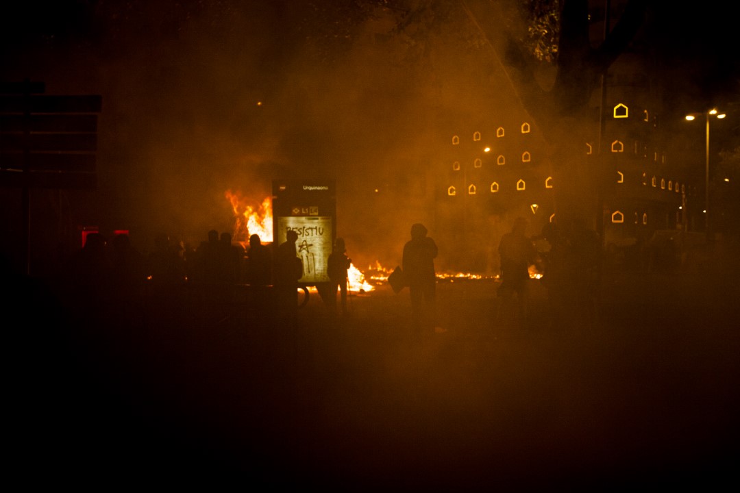 Manifestants contra la sentència del judici del procés a la plaça d’Urquinaona. Nit de fortes protestes a la cinquena jornada consecutiva d’avalots a Barcelona: núvols de fum, pedres llençades pels manifestants i gasos lacrimògens per part de la policia. 18 d’octubre de 2019.
