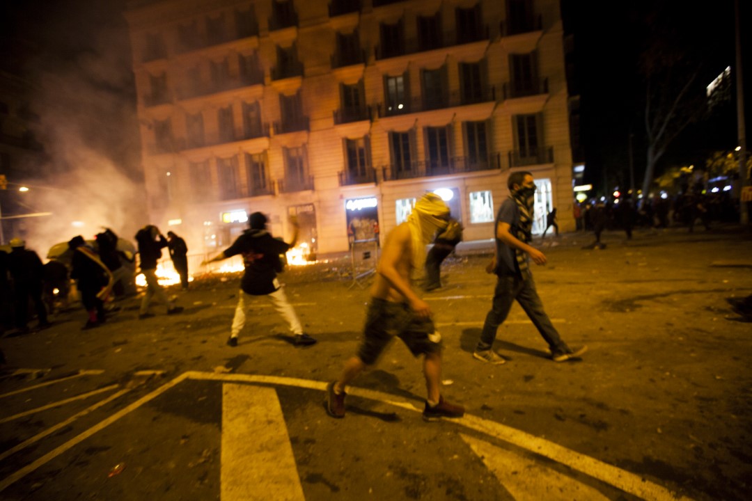 Protesters against the judgment of the trial of the process in Plaza de Urquinaona. Night of strong protests on the fifth consecutive day of riots in Barcelona: clouds of smoke, stones thrown by protesters and tear gas by the Police. October 18, 2019.