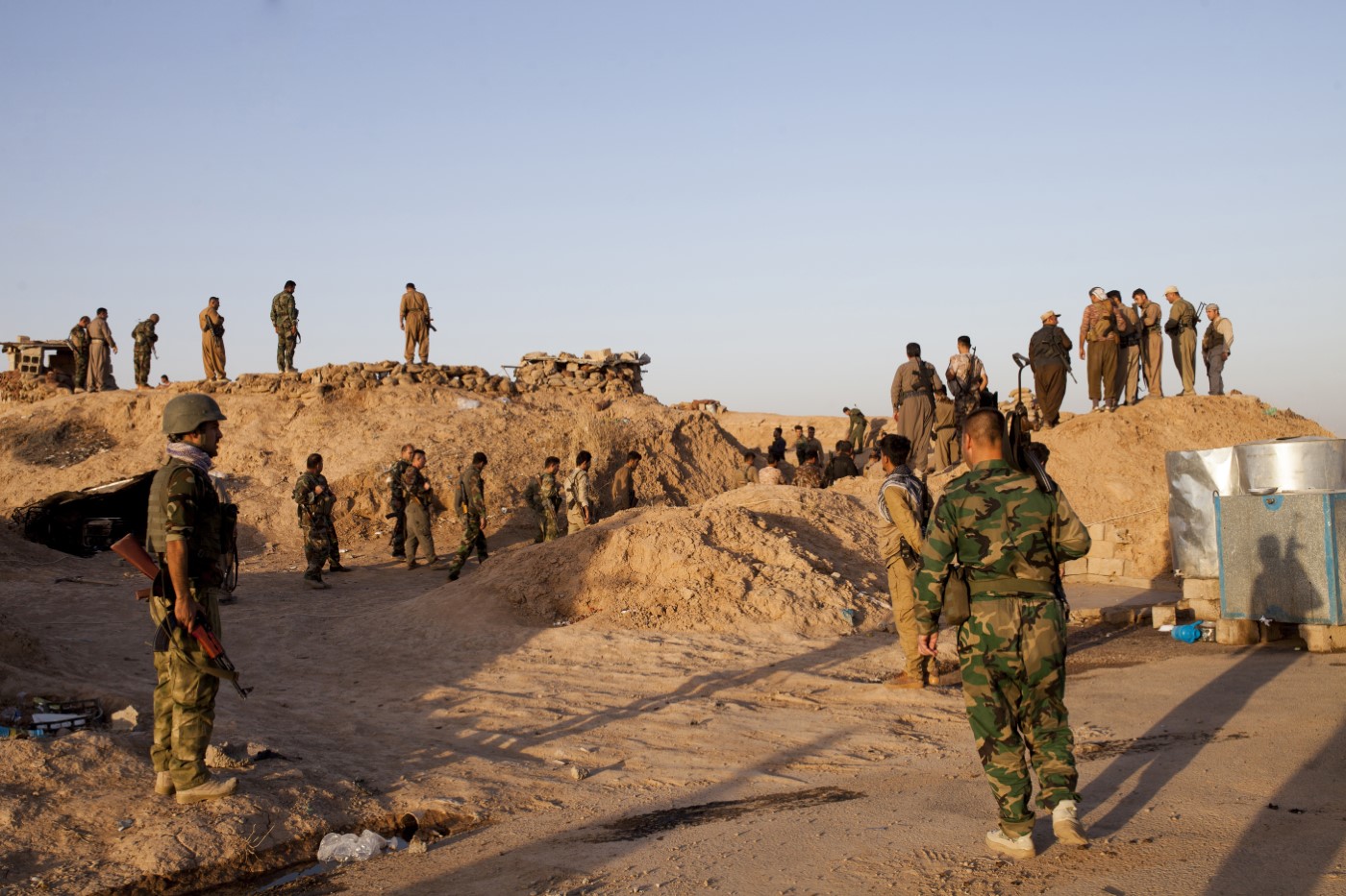 Milicianos y generales Peshmergas inspeccionando todos los puntos por dónde el EI se había infiltrado y atacado unas horas antes. Tuzkhurmatu, Kurdistán, Irak. 20 de junio de 2017