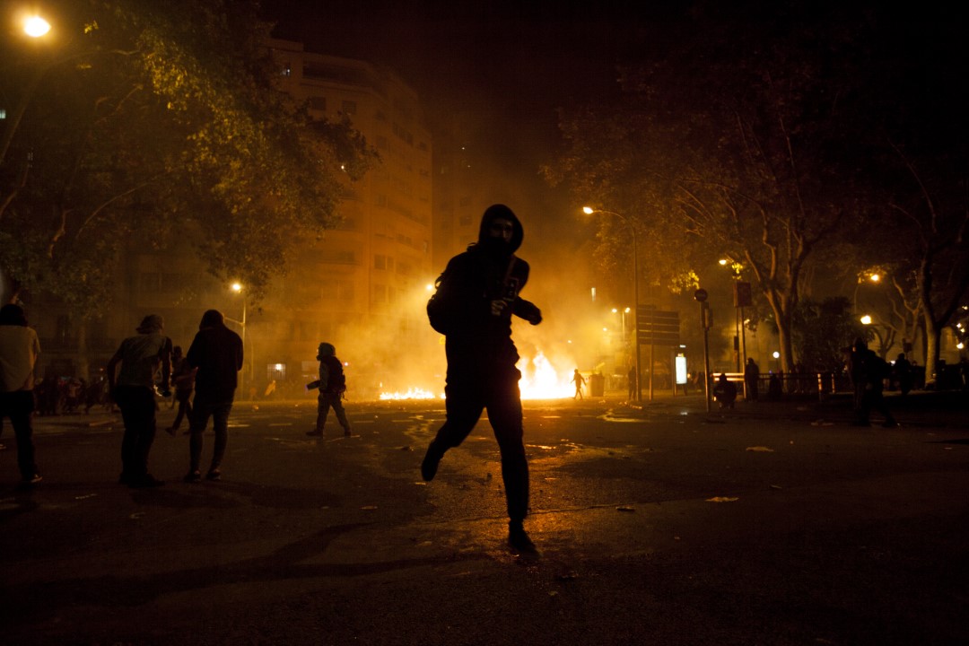 Manifestants contra la sentència del judici del procés a la plaça d’Urquinaona. Nit de fortes protestes a la cinquena jornada consecutiva d’avalots a Barcelona: núvols de fum, pedres llençades pels manifestants i gasos lacrimògens per part de la policia. 18 d’octubre de 2019.