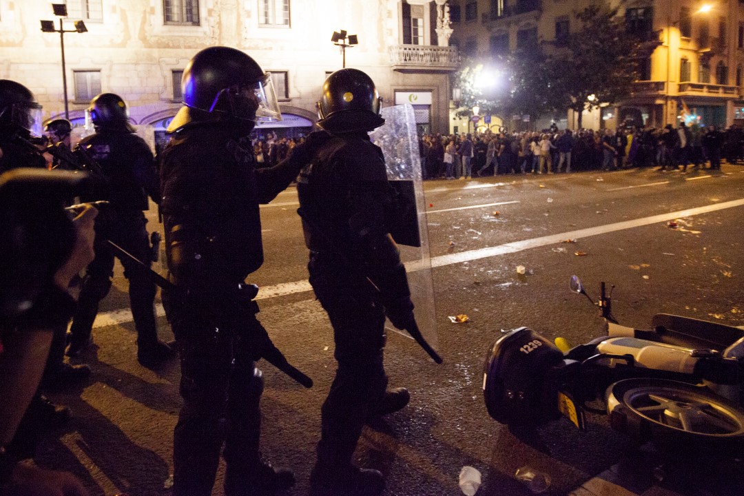 La policía a punto de cargar nuevamente a los manifestantes. Nueva noche de disturbios en Barcelona. 26 de octubre de 2019.