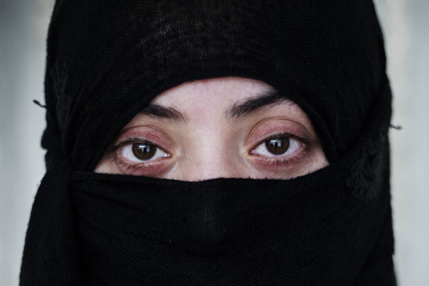 Rwayda Elias K. (26). Mujer Yazidí. Secuestrada con toda su familia por el ISIS en Shangal en 2014. Fue esclava con su hijo de 6 meses de un primer hombre en Mosul. Durante su cautiverio, que duró un mes, estuvo encerrada bajo llave en una habitación. Elias estuvo bajo control del ISIS 2 años. Fue vendida un total de cuatro veces y violada por muchos más miembros del Daesh. El último hombre la compró en Raqqa. Estuvo 11 meses hasta que el primer ministro del Kurdistán pagó 30.000 dólares de rescate. Ahora se refugia en Duhok (2017) desde hace un año y tres meses. No sabe nada de su familia. No recibe atención psicológica, puesto que no tiene dinero para pagarla. Textualmente dice "el Daesh ha matado mi vida". Duhok, Kurdistán, Irak. 4 de julio de 2017