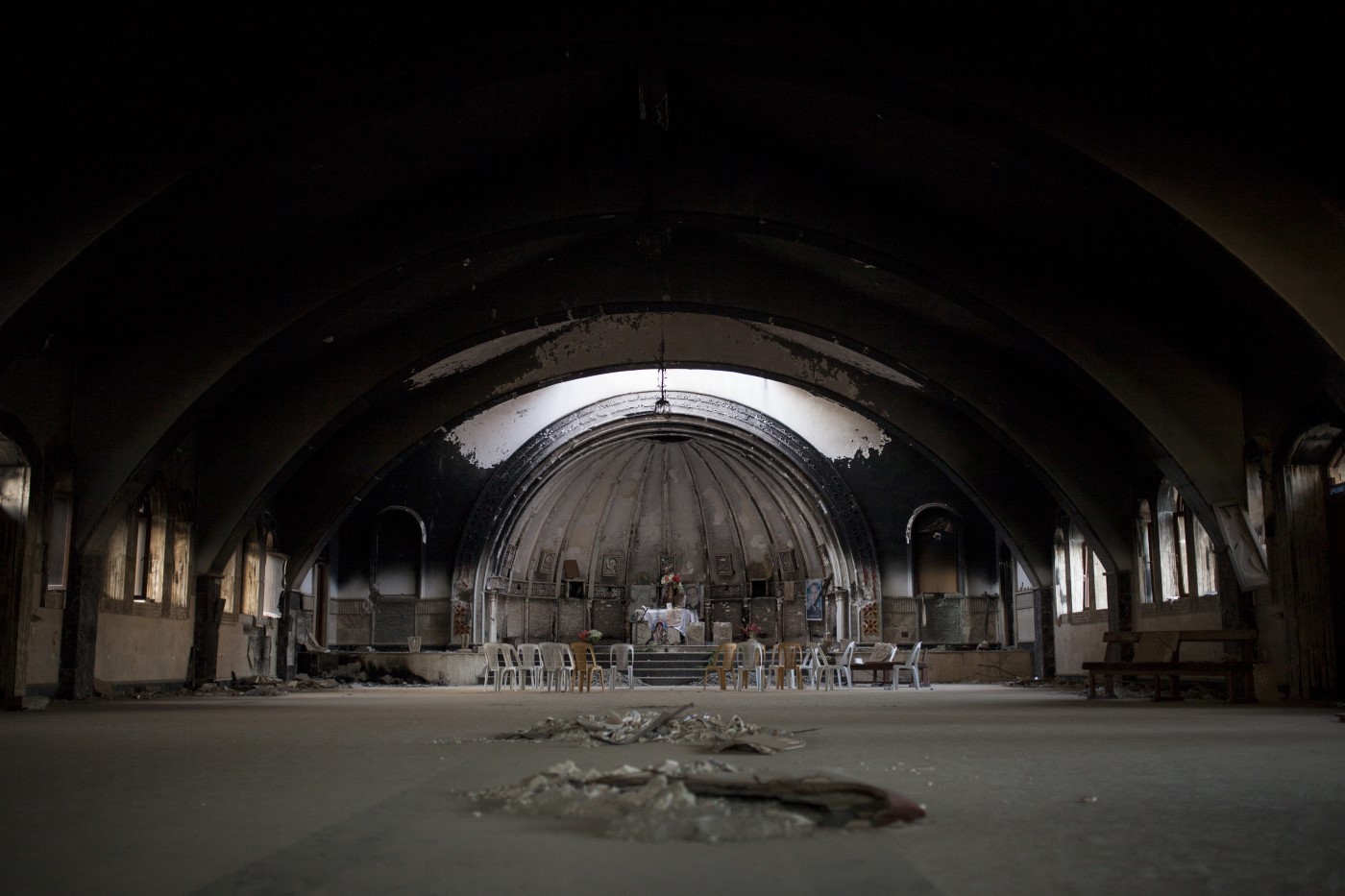 Interior del monasterio "Mar-bhnam and Sara", situado a 33 km de Mosul, quemado y destruido por el EI. Algunos creyentes volvían a recuperar el espacio después de su liberación. Qaraqosh - Hamdania - Mosul, Irak. 31 de julio de 2017