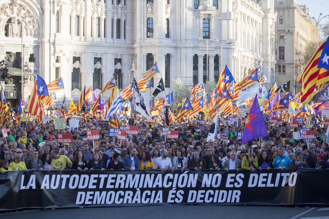Miles de personas se concentran en la plaza de Cibeles de Madrid contra el juicio del 1 de octubre al Tribunal Supremo. Bajo el lema “La autodeterminación no es delito. Democracia es decidir”. Madrid, España; 19 de marzo de 2019.