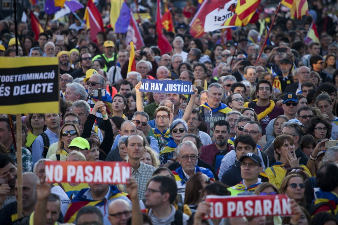 Miles de personas se concentran en la plaza de Cibeles de Madrid contra el juicio del 1 de octubre al Tribunal Supremo. Bajo el lema “La autodeterminación no es delito. Democracia es decidir”. Madrid, España; 19 de marzo de 2019.