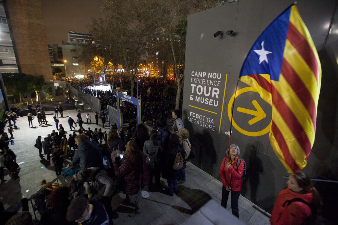Miles de personas, convocados por Tsunami Democràtic, se manifestaron tanto adentro como fuera del Camp Nou de Barcelona con el lema “Spain Sit and Talk” durante el clásico Barça-Madrid. Barcelona; 18 de diciembre de 2019.