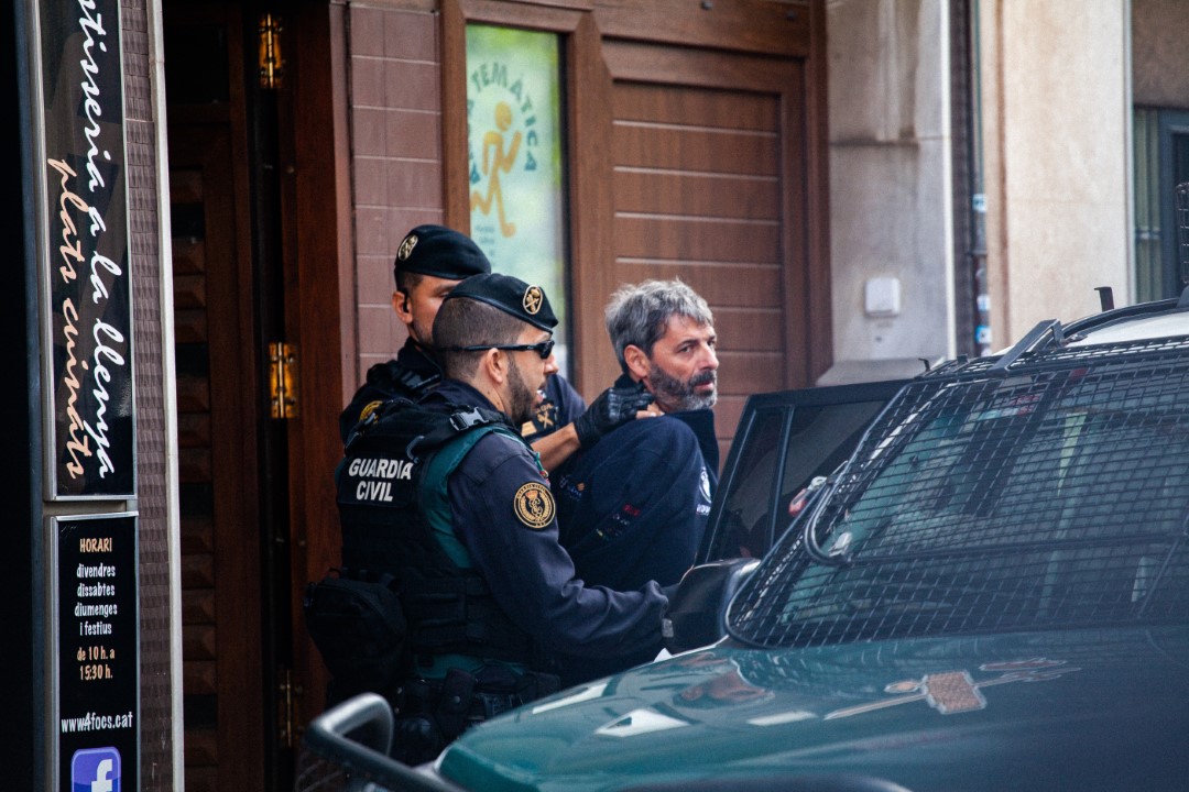 The Civil Guard had detained Xavi Duch from his home to Soto del Real (Madrid) the CDR (Committees for the Defense of the Republic) independence activist. Duch was unjustly imprisoned from September 26 to December 20, 2020. On September 23, the Civil Guard searched several houses within the framework of a macro-operation throughout Catalonia, known as “Operation Judas” and ordered by the National Court, in what resulted, 9 people arrested. The State created a police assembly, accusing them of alleged crimes of rebellion, terrorism and possession of explosives. The arrests occurred just days before the birthday of 1-O. The events point to a police setup by the State with the aim of terrorizing the Catalan population. Sabadell, Barcelona; September 23, 2019.