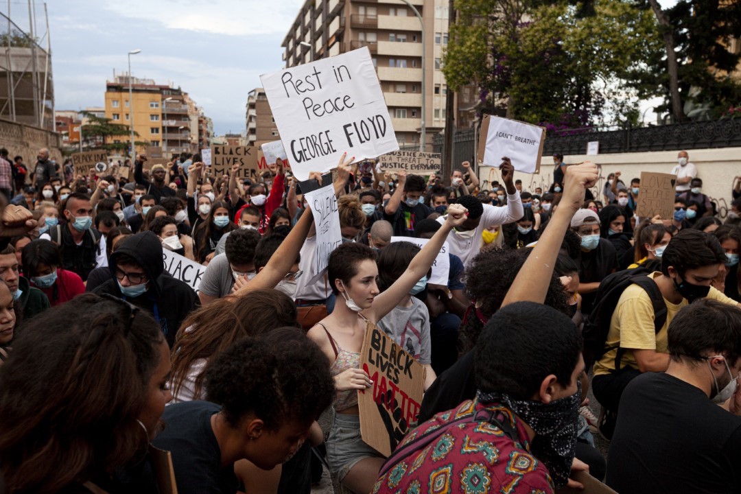 Manifestantes ante el consulado de los EEUU en Barcelona denunciando el asesinato de George Floyd, contra el racismo y la brutalidad policial. 1 de junio de 2020; Barcelona.