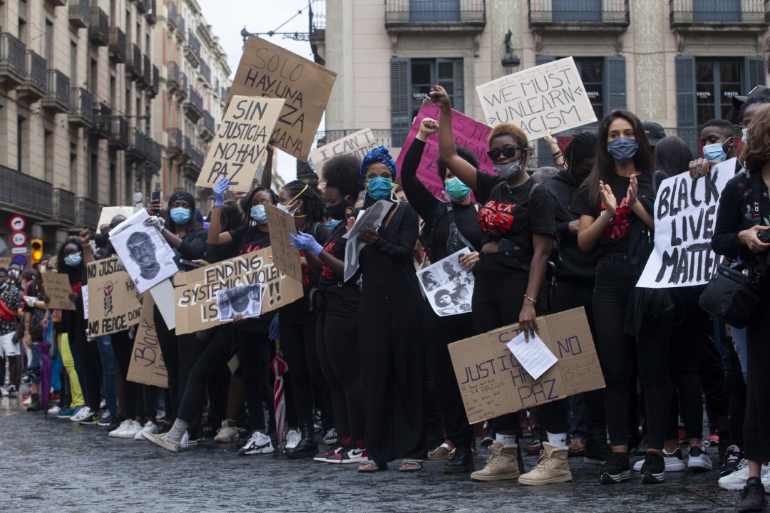Manifestants a la Plaça Sant Jaume de Barcelona denunciant l’assassinat de George Floyd, contra el racisme i la brutalitat policial. 7 de juny de 2020; Barcelona.