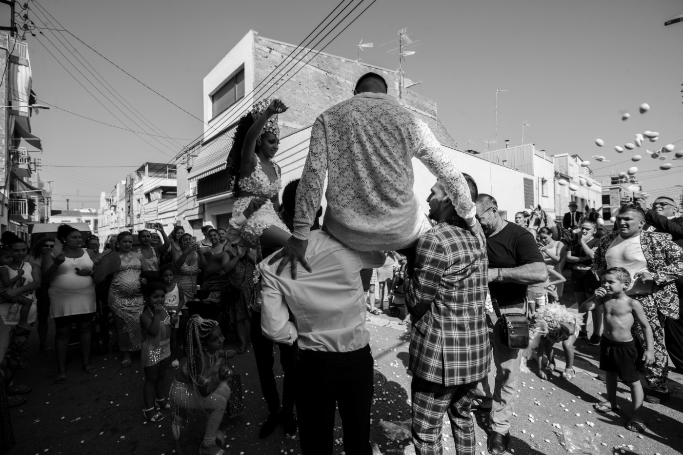 Tots els familiars celebrant l'honra a la família just després del “yeli” mentre  fan ballar els nuvis.
