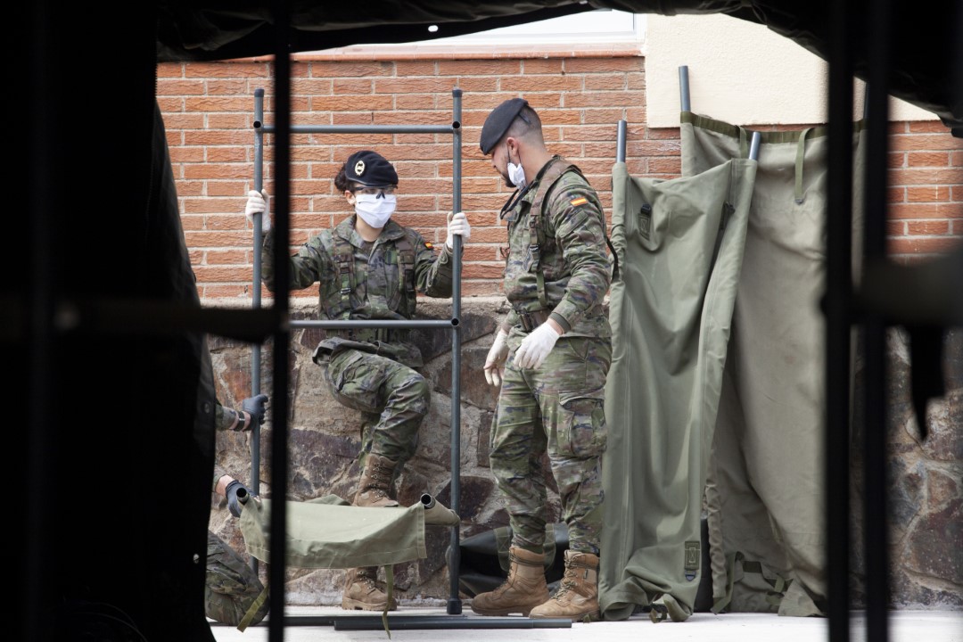 L’Exèrcit Espanyol – Exèrcit de Terra – preparant-se per intervenir en la desinfecció dins la residència “Els Jardins” de Castellarnau. 27 de març de 2020; Castellarnau, Barcelona.