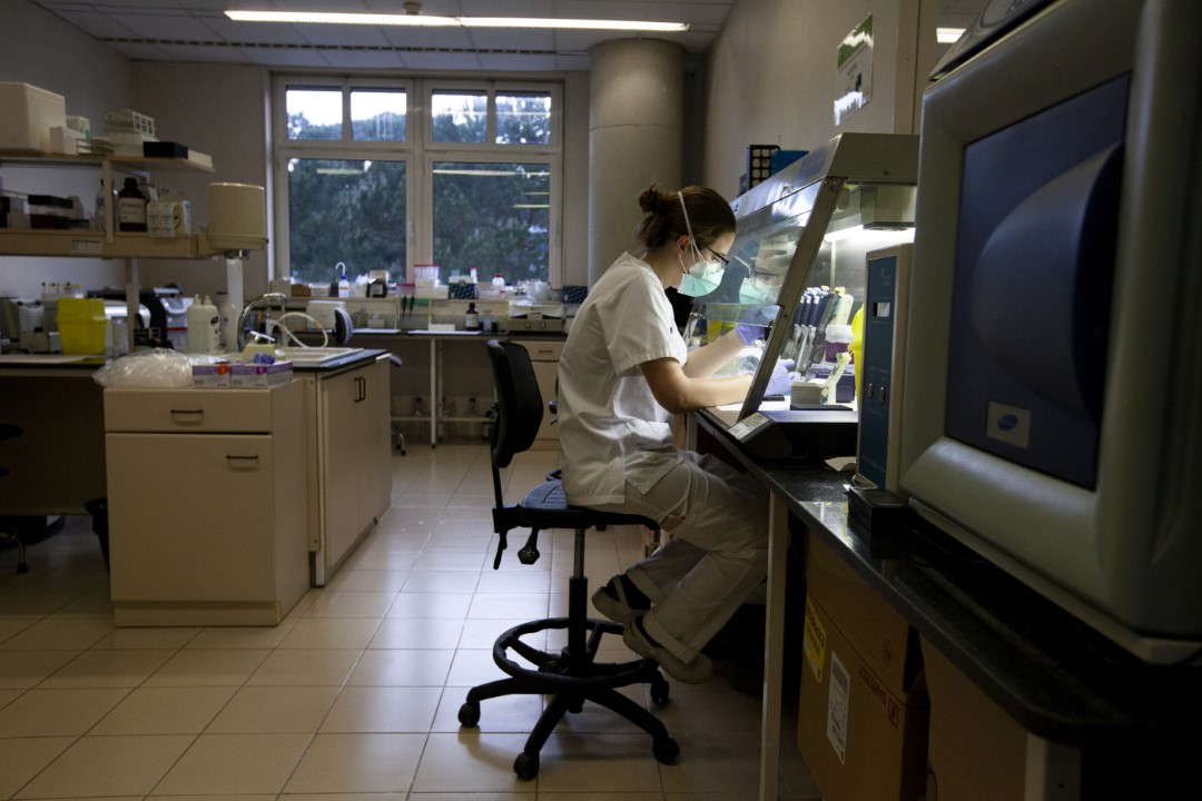 Anàlisi dels tests PCR amb processos lents i ràpids contra la Covid-19 dins del laboratori de l'Hospital Parc Taulí de Sabadell, Barcelona. 28 d'abril de 2020.