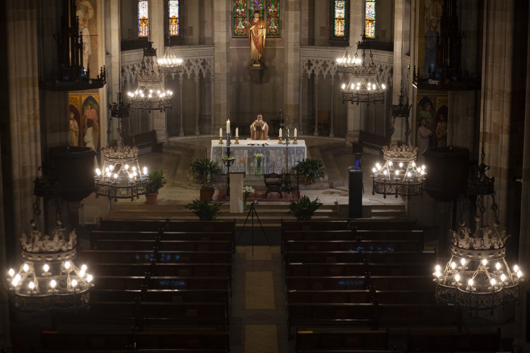 Mossèn Francesc Xavier, oficiant la darrera missa sense fidels dins l’església de Sant Fèlix i retransmesa en directe per les xarxes socials abans de passar a la fase 0 avançada. 17 de maig de 2020; Sabadell, Barcelona.